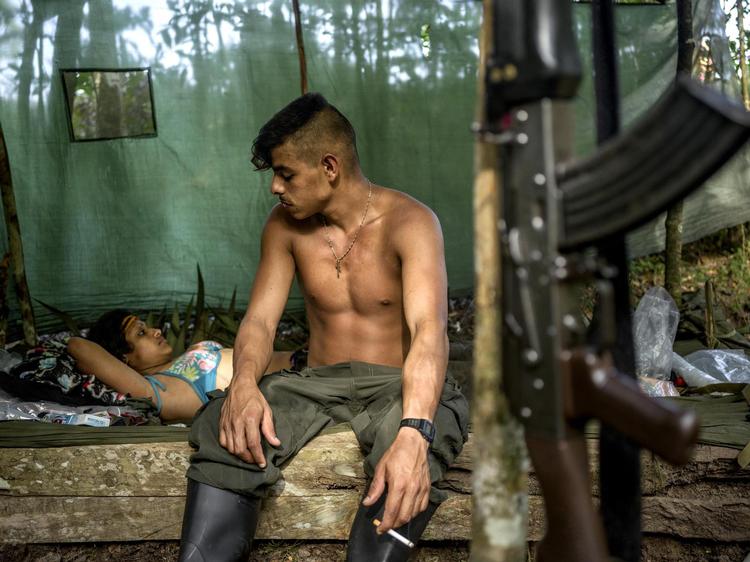 23-årige David Espína slapper af i lejren sammen med sin 31-årige kæreste, Andrí Rivera. Parret har kun været sammen i kort tid. Foto: Mads Nissen/Politiken for Nobels Fredscenter 