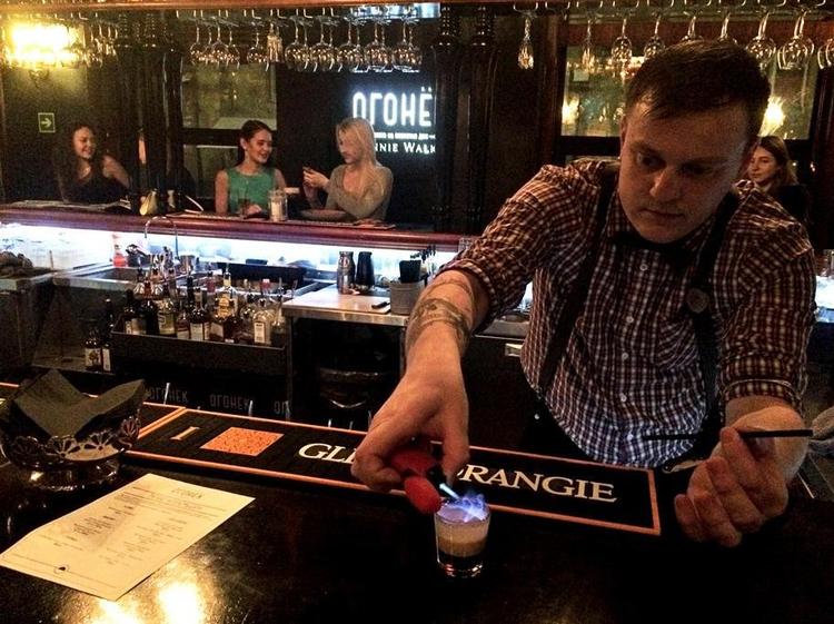 Bartender Nikolaj Pasjkov, 27 år, tilbereder en SU-34 (andetsteds kendt som en B-52) på baren Ogonjok i Jekaterinburg. Foto: Thomas Heine



 