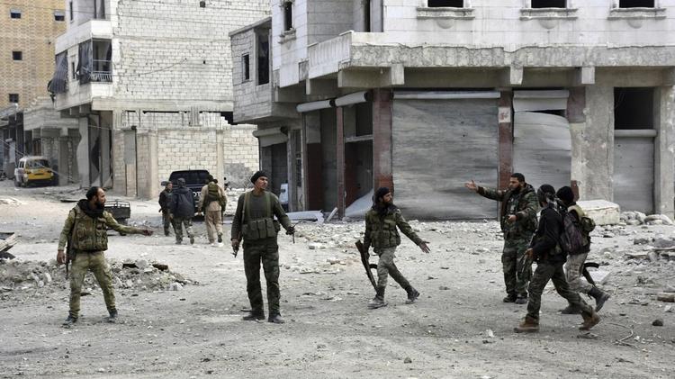 Syriske styrker patruljerer et område i Aleppo 