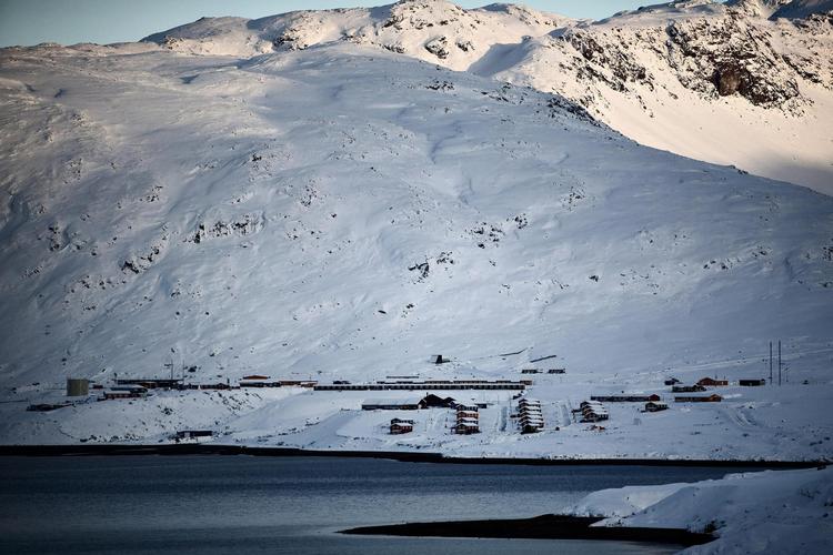 Kinesiske investorer har de seneste år købt eller forsøgt at købe snesevis af havne verden over, ofte med sikkerhedspolitiske undertoner. Her er det den nedlagte flådehavn Grønnedal i Sydgrønland, som et kinesisk selskab prøvede at købe i 2016. Den danske regering blokerede for handlen. 