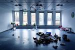 Elevflugt trak på rekordtid tæppet væk under den tre år gamle Ballerup Privatskole, der lukkede og slukkede 27. september. I går bar lokalerne i Ballerups industrikvarter dog stadig præg af, at her engang vrimlede med elever. 
