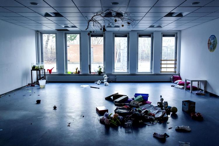 Elevflugt trak på rekordtid tæppet væk under den tre år gamle Ballerup Privatskole, der lukkede og slukkede 27. september. I går bar lokalerne i Ballerups industrikvarter dog stadig præg af, at her engang vrimlede med elever. 