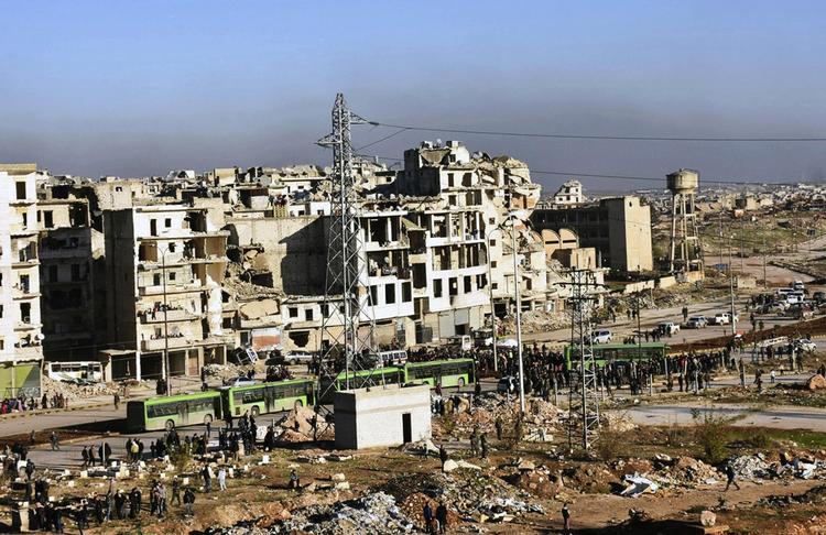 Grønne busser i Aleppo i torsdags, da Abu Tarek og hans familie kom ud med en af de første. Billedet er udsendt af det statslige syriske nyhedsbureau. 