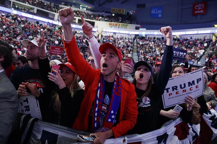 Donald Trump fortsætter, hvor han slap under valgkampen, og forsøger med sin ’thank you tour’ at holde politisk fast i traditionelt demokratiske delstater som Pennsylvania. Her tiljubles han af de næsten 10.000 fremmødte i byen Hershey. 