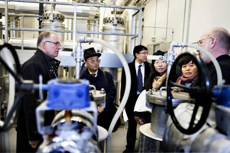 Under besøget i Sønderborg så den kinesiske delegation blandt andet geotermianlægget. I spidsen for delegationen står Zhen Sun, vicegeneraldirektør i den klimapolitiske afdeling i Kinas mægtige planlægningsministerium. Foto: Lene Esthave 