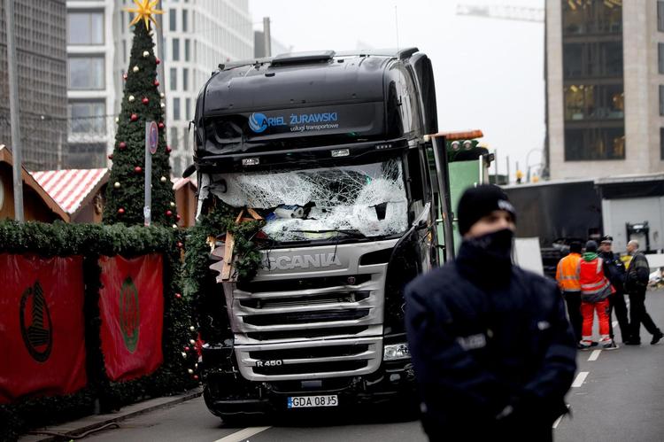 12 er døde, efter at en lastbil mandag aften påkørte et julemarked i Berlin. Myndighederne efterforsker sagen som terror, men politiet måtte i tirsdag løslade en pakistansk mand, der i første omgang blev mistænkt for at stå bag. 
