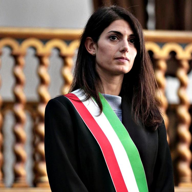 Virginia Raggi skulle gøre op med den korrupte ’kaste’ af konservative og socialdemokrater. Nu er hun ved at ødelægge Beppe Grillos forsøg på at fremstå som et alternativ. 