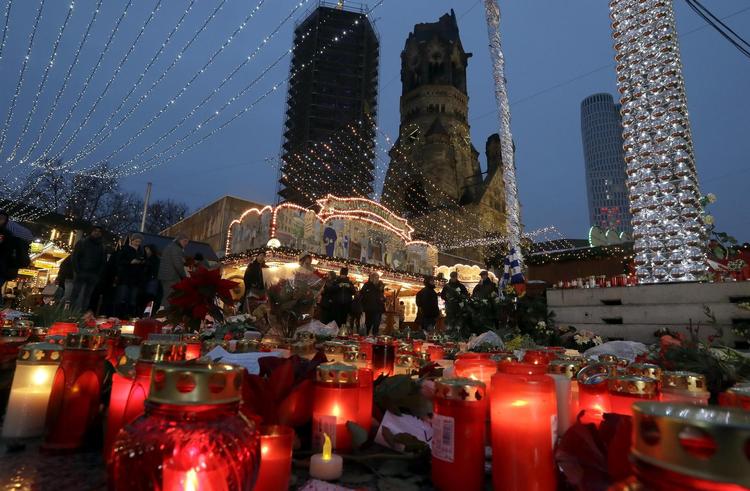 Julemarkedet ved Gedächtniskirche genåbnede i går, men berlinerne brugte dagen på at mindes de dræbte og ønske god bedring til de mange kvæstede efter lastbilattentatet. 
