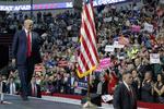 Jubel og klapsalver for Donald Trump i Hershey. Donna og Steve Powell var der, og de glæder sig til at få ham som præsident. Arkivfoto: Evan Vucci/ AP 