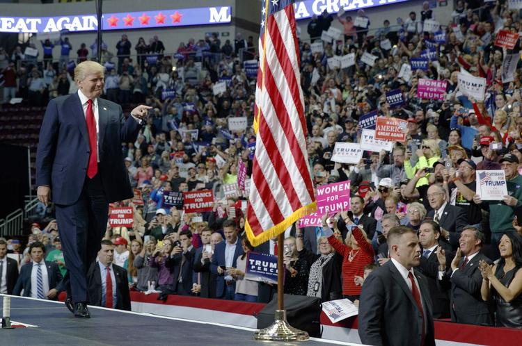 Jubel og klapsalver for Donald Trump i Hershey. Donna og Steve Powell var der, og de glæder sig til at få ham som præsident. Arkivfoto: Evan Vucci/ AP 