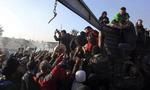 Flygtninge fra Østaleppo får brød i nærheden af Idlib. Hvis aftalen mellem Tyrkiet og Rusland holder, er de i dag vågnet op til en våbenhvile  som – hvis den holder – skal føre til fred mellem Assad-styret og en del af oprørerne. 