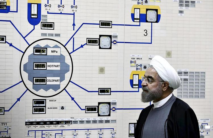 Irans præsident, Hassan Rouhani, besøger atomanlægget lige uden for havnebyen Bushehr i det sydlige Iran. FN har ifølge atomaftalen ret til fuld inspektion af alle Irans atomanlæg. Mohammad Berno/AP