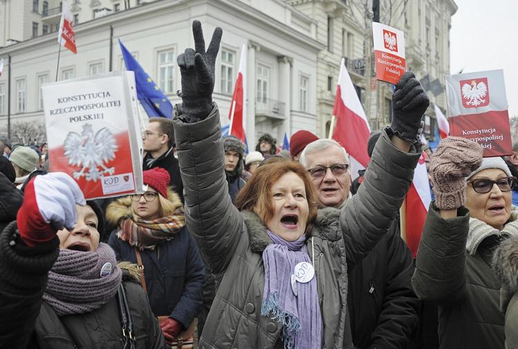 Før jul blokerede demonstranter indgangen til parlamentet Sejmen i Warszawa, mens nogle af dem viftede med den forfatning, som de mener, at regeringen underminerer. 