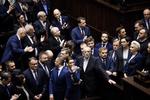 Polens parlament genåbnede i aftes trods store demonstrationer og politisk krise. Oppositionspartiet Borgerplatformen har omringet talerstol for at hindre, at mødet bliver gennemført. 