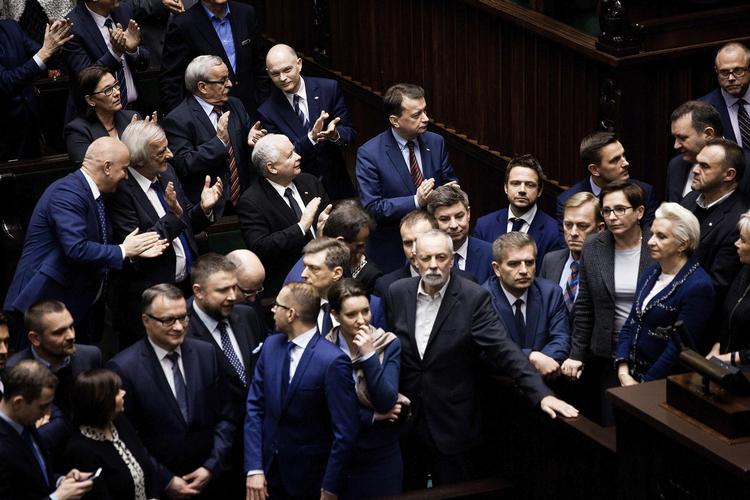 Polens parlament genåbnede i aftes trods store demonstrationer og politisk krise. Oppositionspartiet Borgerplatformen har omringet talerstol for at hindre, at mødet bliver gennemført. 