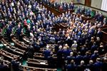 Medlemmer af Borgerplatformen omringer talerstolen i det polske parlament for at blokere adgangen og dermed standse det parlamentariske arbejde. Den usædvanlige aktion skulle rette fokus mod regeringens brud på demokratiske principper. 