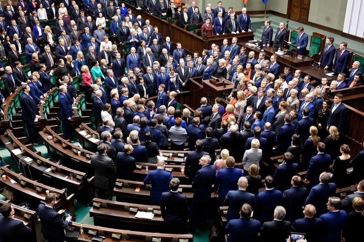 Medlemmer af Borgerplatformen omringer talerstolen i det polske parlament for at blokere adgangen og dermed standse det parlamentariske arbejde. Den usædvanlige aktion skulle rette fokus mod regeringens brud på demokratiske principper. 