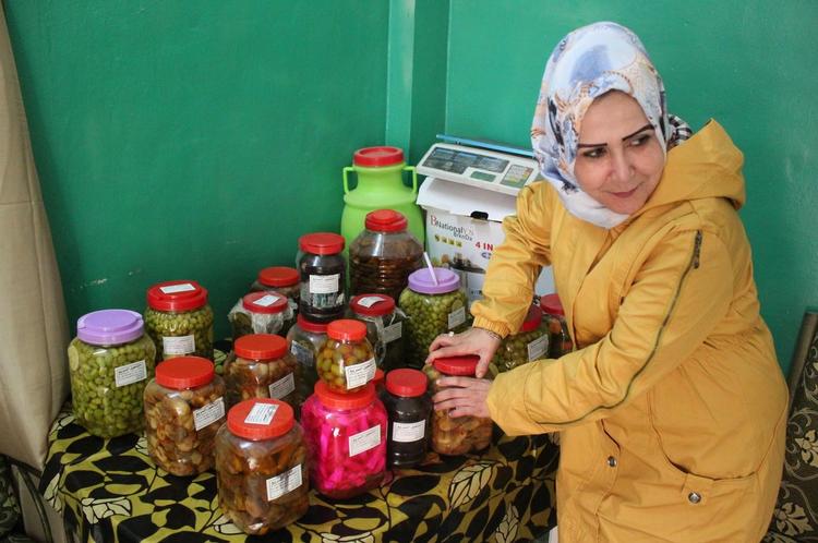 Fyldte oliven, auberginer, en blanding af agurk og gulerod, squash med hvidløg og peanuts på glas. Mariam al-Khatatbeh kan sælge alt, hvad hun kan nå at lave.  