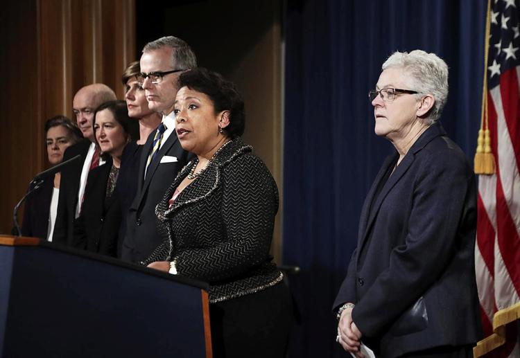 Justitsminister Loretta Lynch (nr. 2 fra højre), da hun onsdag præsenterede forliget med VW, som indebærer straffesager mod foreløbig seks af virksomhedens chefer, og er resultatet af en ny kurs efter kritik af retsopgøret efter finanskrisen.  