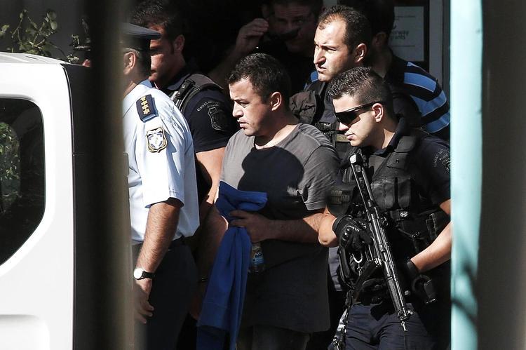 Allerede dagen efter kupforsøget i Tyrkiet flygtede officerer ud af landet. På billedet eskorteres en af dem ud af græske asylmyndigheders kontor. 