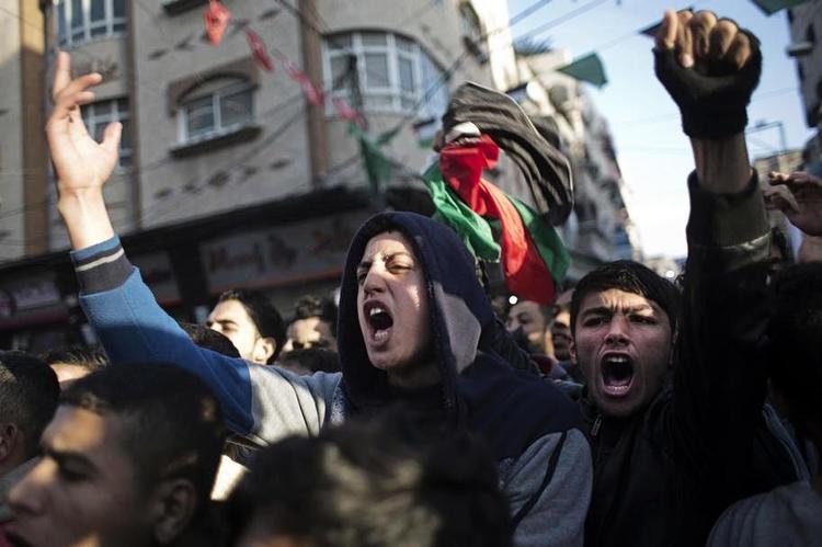Under fredsmødet i Paris var der uro internt i Gaza, hvor tusinder demonstrerede mod den kroniske mangel på el. Der er kun strøm tre-fire timer om dagen. Også her i vinterkulden. 
