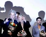 SELFIE med skygger - Geert Wilders tager selfie med sig selv og Marine Le Pen, mens Frauke Petry ser ud til at føle sig udenfor. 