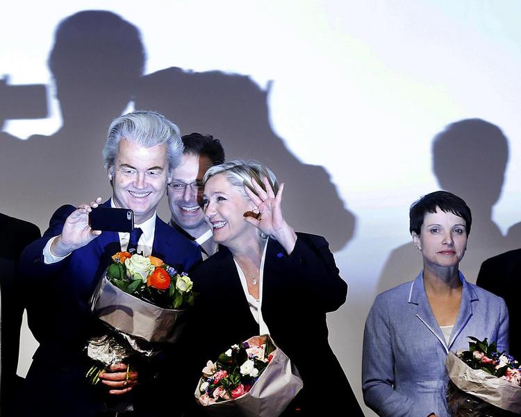 SELFIE med skygger - Geert Wilders tager selfie med sig selv og Marine Le Pen, mens Frauke Petry ser ud til at føle sig udenfor. 