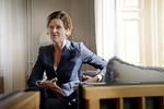 Lederen af det svenske parti Moderaterna, Anna Kinberg Batra, har vakt opsigt ved at tale åbent om at skabe flertal med hjælp fra partiet Sverigedemokraterna, der ofte møder kritik for sine holdninger, især til indvandrere. 