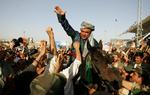 Abdul Rashid Dostum til hest blandt sine vælgere op til valget i 2004. Foto: David Guttenfelder/ AP 