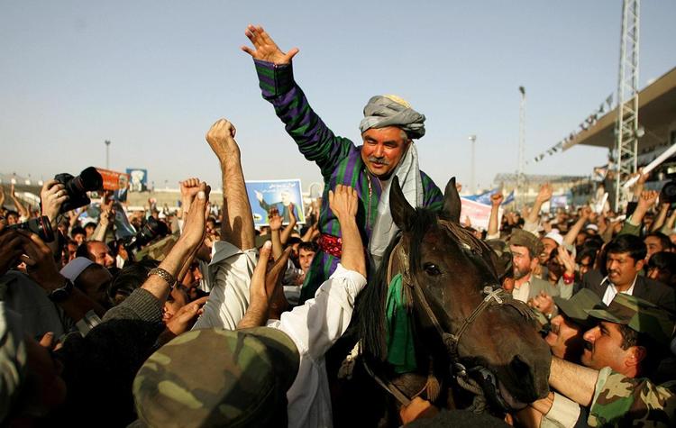 Abdul Rashid Dostum til hest blandt sine vælgere op til valget i 2004. Foto: David Guttenfelder/ AP 