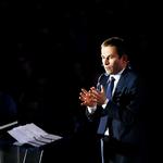 Benoit Hamon fra socialisternes venstre fløj vandt en knusende sejr over tidligere prmierminister Manuel Valls, der betaler prisen for en politik, som både flertallet af socialistpartiets medlemmer og befolkningen tager stærkt afstand fra. Hamon skal nu formulere et helt nyt projekt med blandt andet borgerløn til unge og en markant miljøpolitik. Foto: Francois Mori/ AP 