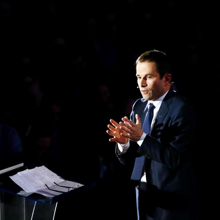 Benoit Hamon fra socialisternes venstre fløj vandt en knusende sejr over tidligere prmierminister Manuel Valls, der betaler prisen for en politik, som både flertallet af socialistpartiets medlemmer og befolkningen tager stærkt afstand fra. Hamon skal nu formulere et helt nyt projekt med blandt andet borgerløn til unge og en markant miljøpolitik. Foto: Francois Mori/ AP 