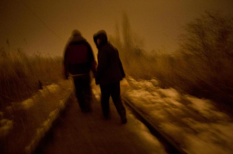 I det nordlige Serbien (billedet øverst) forsøger flygtninge og migranter at krydse grænsen til Ungarn; en grænse som er markeret med et 175 kilometer langt pigtrådshegn. På den anden side, i Ungarn, patruljerer markvagt Zoltán Saringer (billedet tv.) for at forhindre dem i at nå mere end højst nogle hundrede meter ind i landet. 