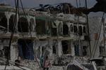 Der sker ofte uforudsigelige angreb i Somalia hovedstad, Mogadishu. Her gik det ud over et hotel i januar. (AP Photo/Farah Abdi Warsameh) 