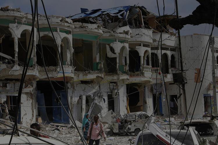 Der sker ofte uforudsigelige angreb i Somalia hovedstad, Mogadishu. Her gik det ud over et hotel i januar. (AP Photo/Farah Abdi Warsameh) 