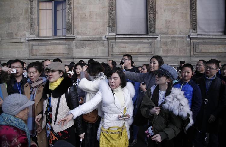 Kinesiske turister var blandt de 250 i hallen i Louvre, hvor angrebet på soldaterne fandt sted. De blev, som det formentlig var hensigten, bange. 