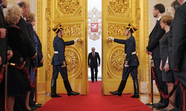 Putin kommer fra Sankt Petersborg ligesom mange af de rådgivere, han omgiver sig med i Moskva. Her ses Putin i Kreml, da han igen blev taget i ed som præsident i 2012. 