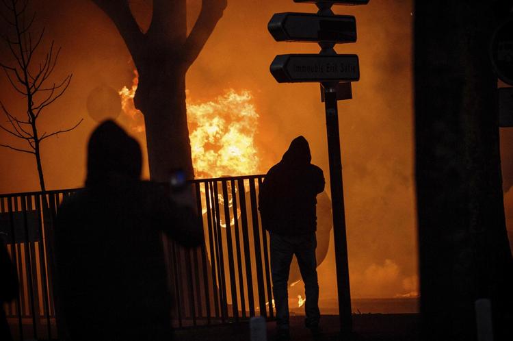 Mange biler blev sat i brand i Bobigny ved Paris, da der lørdag aften udbrød gadekampe mellem unge og politiet efter en demonstration. 
