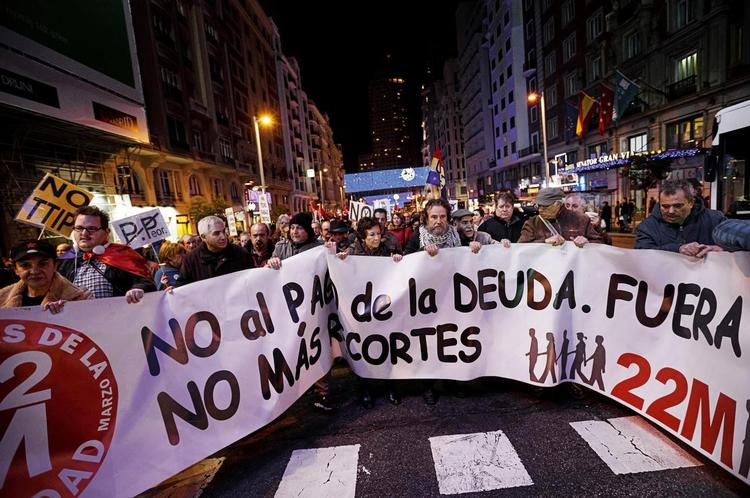 Mange af Europas unge – som disse på gaden i Madrid – har ikke udsigt til en fast stilling. 