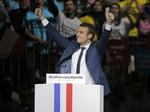 Emmanuel Macron er et produkt af den franske elite. Men kun radikale reformer kan helbrede et land, som er sygt, lyder det fra ham på møder, der samler tusinder af begejstrede tilhørere både inden for og uden for de store sale. Ifølge meningsmålingerne bliver præsidentvalget et opgør mellem netop ham og Marine Le Pen fra Front National. 