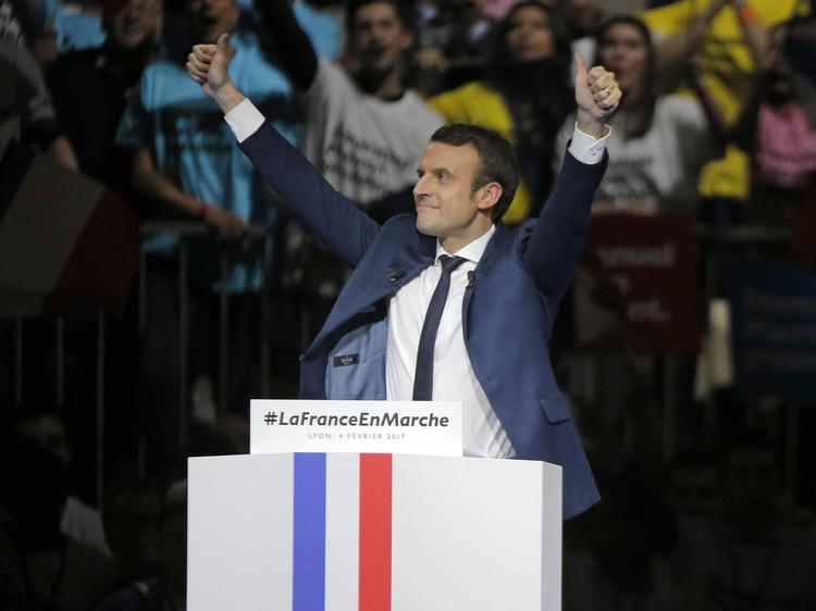 Emmanuel Macron er et produkt af den franske elite. Men kun radikale reformer kan helbrede et land, som er sygt, lyder det fra ham på møder, der samler tusinder af begejstrede tilhørere både inden for og uden for de store sale. Ifølge meningsmålingerne bliver præsidentvalget et opgør mellem netop ham og Marine Le Pen fra Front National. 