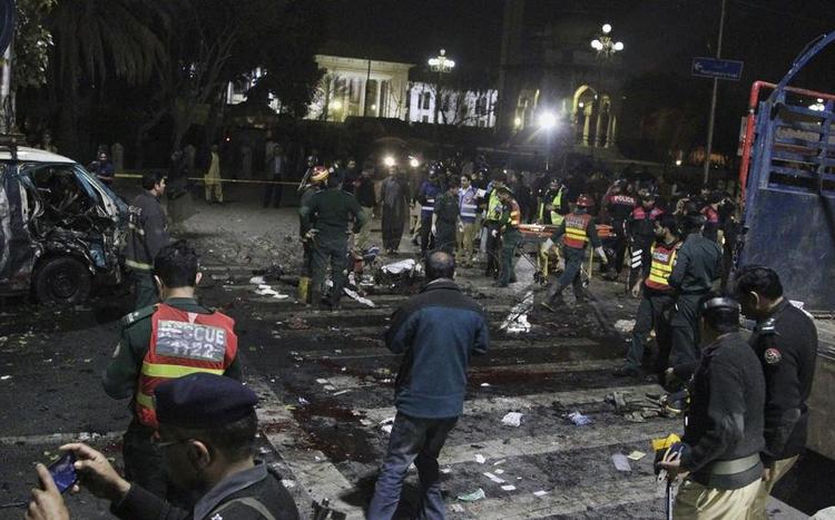 Civile og redningsarbejdere uden for templet Lal Shahbaz Qalandar i Sehwan, efter at en selvmordsbomber slog over 80 ihjel. 