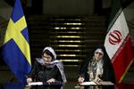Den svenske handelsminister Ann Linde har fået hård kritik for at iføre sig tørklæde i Iran, hvor hun blandt andet underskrev dokumenter sammen med den iranske næstformand for kvinde- og familiespørgsmål, Shahindokht Molaverdi. 