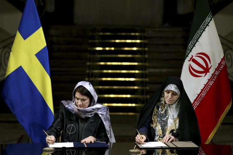 Den svenske handelsminister Ann Linde har fået hård kritik for at iføre sig tørklæde i Iran, hvor hun blandt andet underskrev dokumenter sammen med den iranske næstformand for kvinde- og familiespørgsmål, Shahindokht Molaverdi. 