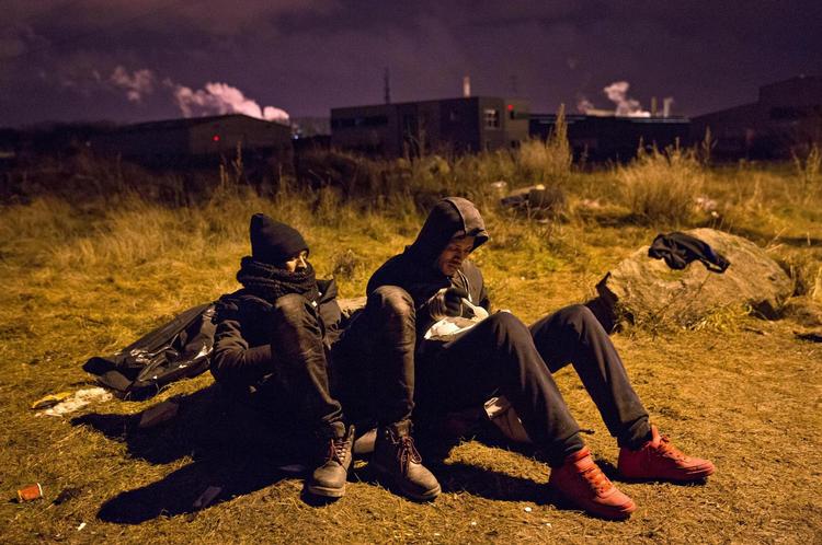 Selv om ’Junglen’ i Calais er ryddet, er flere håbefulde flygtninge og migranter vendt tilbage til byen – som disse drenge fra Eritrea. 