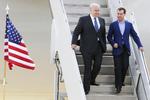 Sergej Kisljak har plejet så tæt kontakt med folk fra Trumps inderkreds, at det nu rammer dem. Her er Kisljak i selskab med Ruslands statsminister, Dmitrij Medvedev (th.). 