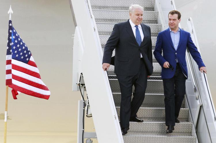 Sergej Kisljak har plejet så tæt kontakt med folk fra Trumps inderkreds, at det nu rammer dem. Her er Kisljak i selskab med Ruslands statsminister, Dmitrij Medvedev (th.). 