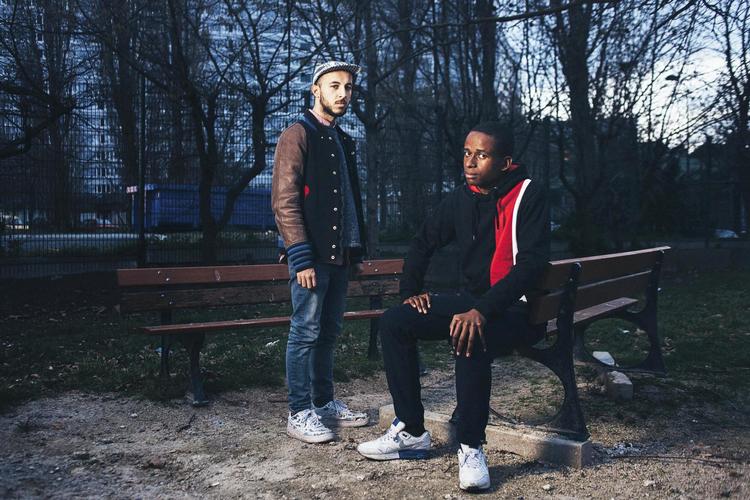 Mehdi Meklat (tv.) og Badroudine Saïd Abdallah er kendt fra radiostationen France Inter som ’The Kids’, der jævnligt fortalte om livet i indvandrerkvartererne. Men nu hagler kritikken ned over Meklat for hans tweets under dæknavnet Marcelin Deschamps. 