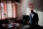 Marek Rutkowski blev fængslet og truet med tortur under kampen mod kommunisterne. I dag er han direktør med ansvar for beskæftigelse af indsatte i de polske fængsler. Her viser det sig efter hans mening, hvordan de liberale ideer om retsvæsnet i praksis tjener elitens interesser, ikke den jævne polak. 