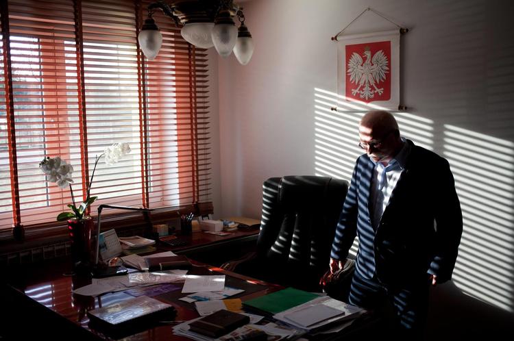 Marek Rutkowski blev fængslet og truet med tortur under kampen mod kommunisterne. I dag er han direktør med ansvar for beskæftigelse af indsatte i de polske fængsler. Her viser det sig efter hans mening, hvordan de liberale ideer om retsvæsnet i praksis tjener elitens interesser, ikke den jævne polak. 